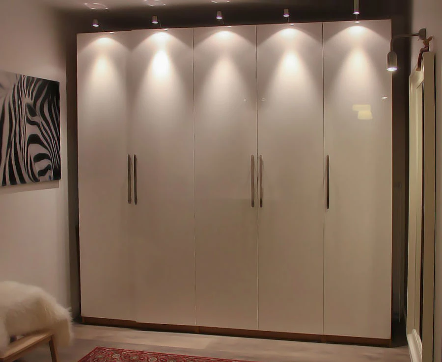 Шкаф с подсветкой